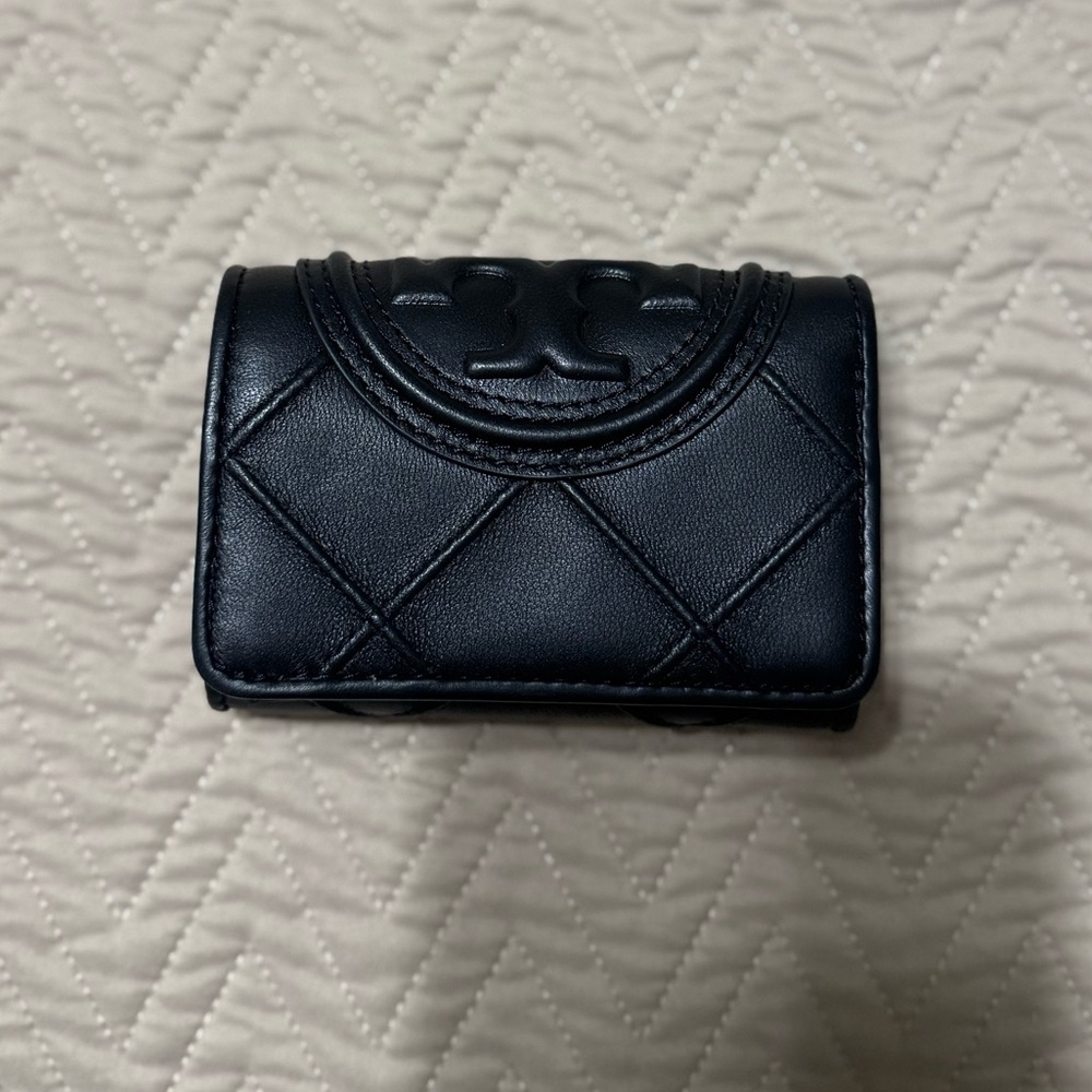 🎉QUICK SALE🎉Tory Burch Small Fleming Wallet - Picture 4 of 8